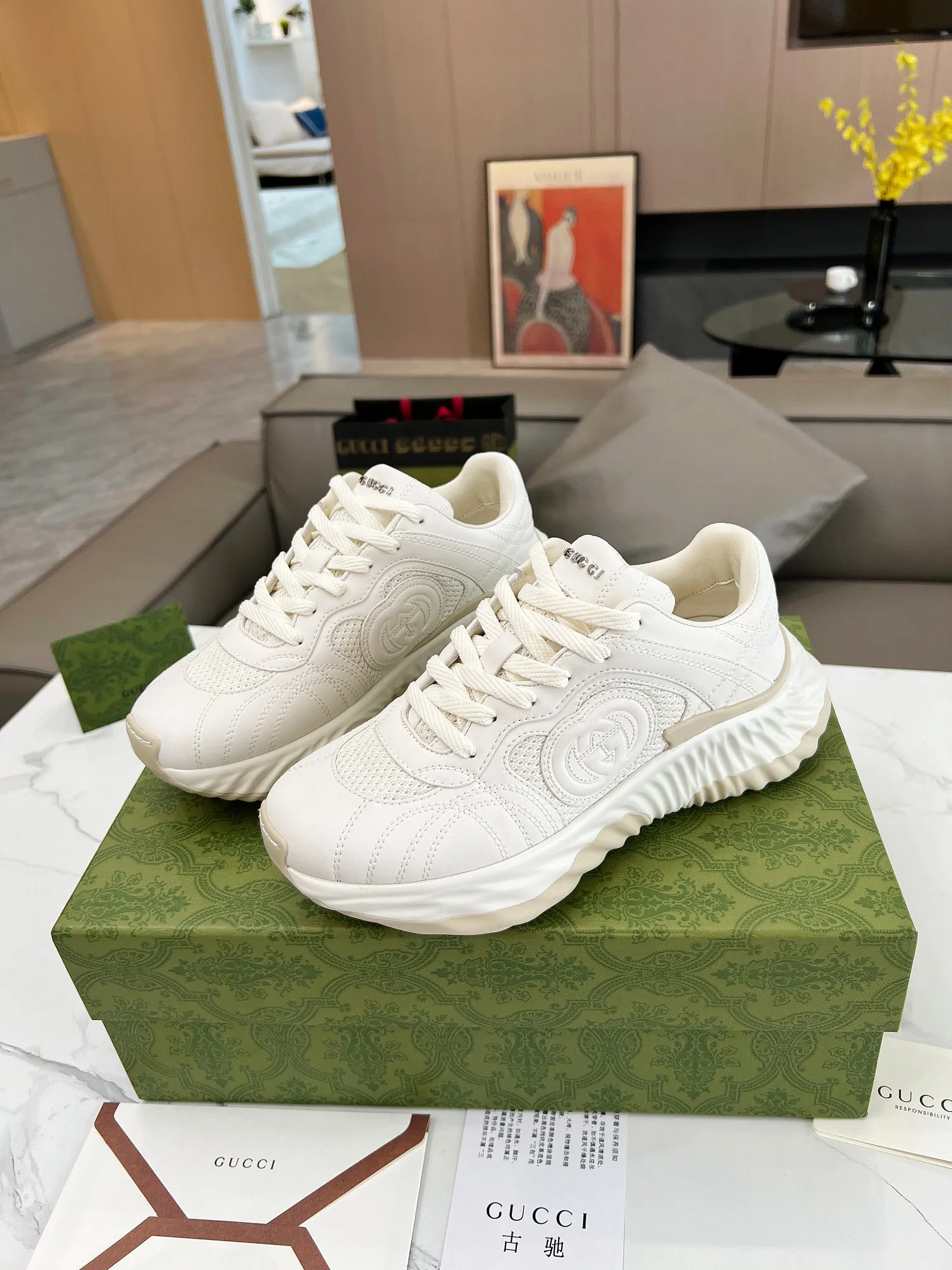 Men's men's shoes 💰780 Top version 🔝Original purchase and development [Love] This new sneaker adopts a thick-soled design, with stitched sheepskin upper and breathable mesh. Show full sense of technology. The 3D effect interlocking double G leather patch and Gucci letter metal accessories, two brand logo details, inject a dazzling texture into the overall design. The details are more substantial! ...